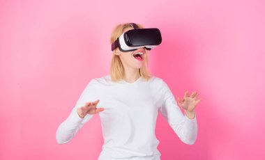 Alternatif gerçeklik etkileşim. Dijital aygıt faydaları. Kadın başa takılı ekran pembe arka plan. Alternatif yer. Sanal gerçeklik ve gelecekteki teknolojileri. Kız kullanım modern teknoloji vr kulaklık
