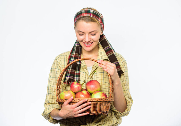 Фермер или садовница гордится своим урожаем. Женщина веселая носить корзину с натуральными фруктами. Женщина садовник деревенский стиль держать корзину с яблоками урожай на белом фоне. Концепция сбора урожая
