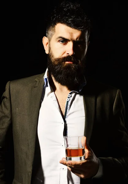 Concepto de bebida y fiesta. Empresario con barba y bebida —  Fotos de Stock