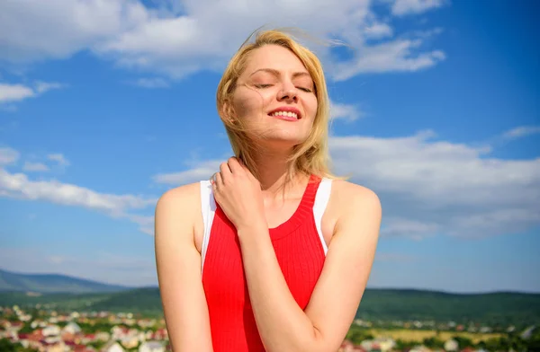 Chica complacido con la luz del sol se ve relajado fondo cielo azul. Mujer rubia relajándose al aire libre. Cuida minuciosamente tu bienestar y armonía. Siente armonía y paz. Tómalo con calma — Foto de Stock