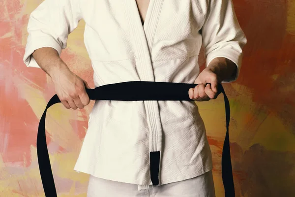 Wojownik karate z czarnym pasem. Japoński trening karate i koncepcja sportu. — Zdjęcie stockowe