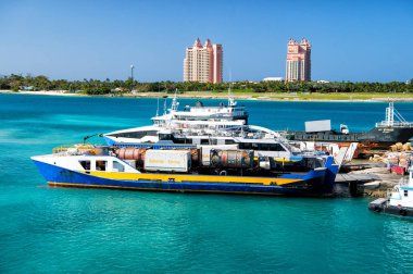 Nassau, Bahamalar - 9 Mart 2016: Feribot Atlantis Paradise Island resort, Bahamalar bulunan önünde. feribot tekne veya gemi ile new providence iskeledeki kargo tam. başarılı iş.
