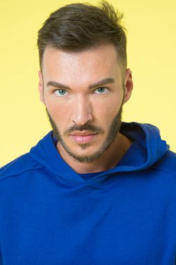 Süslü, şık sakal uçları. Sakallı adam çekici bir görünüme önem verir. Saç ve sakal bakımı. Tımar malzemeleri ve profesyonel ürünler. Berberler nihai sakal tımarlama ipuçları