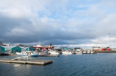 Reykjavik, İzlanda - 13 Ekim 2017: Liman. Seyahat güzergahı. Gemiyle seyahat et. Büyük bir gemi derin sular ister. Deniz kenarında hava durumunu bekle.