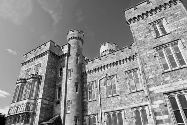 Castle towers güneşli mavi gökyüzü üzerinde bina. Lews Castle Stornoway, İngiltere. Tarihi mimarisi ve tasarım. Simgesel Yapı ve cazibe. Yaz tatil ve yolculuk tutkusu