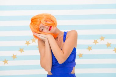 Uykulu duygusal ifade pratik bir kadın. Bayan oyuncu pratik performans. Studio çizgili arka plan poz kız. Mavi elbiseli poz Bayan kırmızı ya da Kızıl peruk. Oyuncu becerileri kavramı