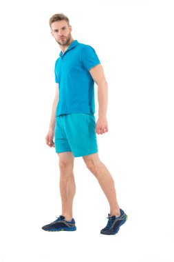 Aktif yaşam tarzı egzersiz veya eğitim için maço giyim giyim. Erkek spor giyim beyaz arka plan üzerinde izole. Mavi rahat kıyafetler sakallı adam. Spor moda stil ve eğilim. Fitness ve spor giyim