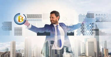 İşadamı etkileşim dijital yüzey kripto para bitcoin. Dijital iş kripto para birimi. Bitcoin para yatırım stratejisi. Bitcoin ile çalışmaya başlayın. Bitcoin madencilik karlılık hesaplamak