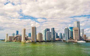 Miami gökdelenler mavi bulutlu gökyüzü, tekne yelken, havadan görünümü