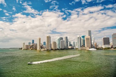 Miami gökdelenler mavi bulutlu gökyüzü, tekne yelken, havadan görünümü