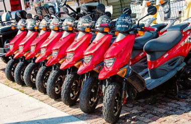 Kırmızı scooter, motosiklet satılık veya Kiralık, Key West, Florida için