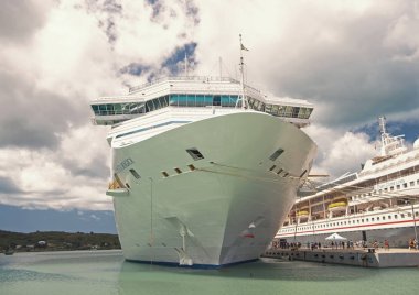 güzel büyük lüks yolcu gemisi kalemizi St. John, Antigua