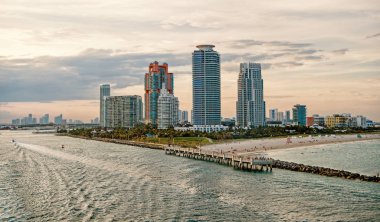 Miami gökdelenler mavi bulutlu gökyüzü, tekne yelken, havadan görünümü