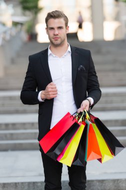 Resmi takım elbise alışveriş torbaları taşımak. Adam taşımak grup alışveriş torbaları. Üstünde siyah Cuma alışveriş karlı fırsatlar. Bir dakika dostum çok kağıt çanta paketleri alışveriş merkezinde alışveriş sonra. Siyah Cuma satış konsepti