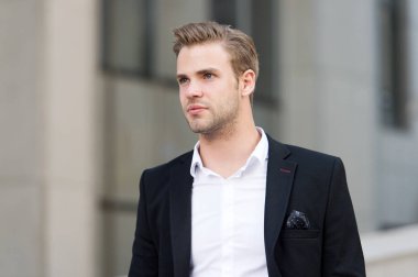 İşadamı seyir ileri gelecek bir fırsat. Adam iyi takım elbise yürüyüş kentsel arka plan bakımlı. İşadamı yakışıklı office çalışan emin yüz. İşadamı öğle süre boyunca yürümek. Rüya gibi işadamı