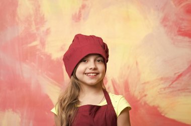 küçük kız Şef gülen surat önlük ve şapka ile