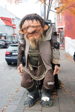 Reykjavik, İzlanda - 12 Ekim 2017: sokaktaki komik trol figürü. Çirkin trol figürü. Aynı anda hem komik hem çirkin.