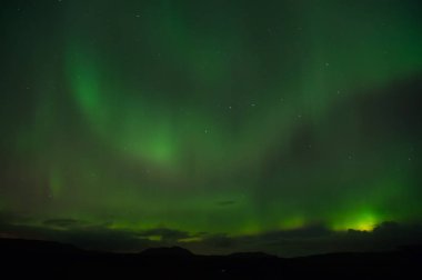 Aurora borealis görmek en iyi yer. Doğa harikaları. Aurora karanlık gökyüzü. Şaşırtıcı doğa olayları. Kuzey ışıklarını görmek için en iyi zaman ne zamandır. Kuzey ışıklarını görmek için bir yer. Kuzey ışık siyah gökyüzü yıldızlarla