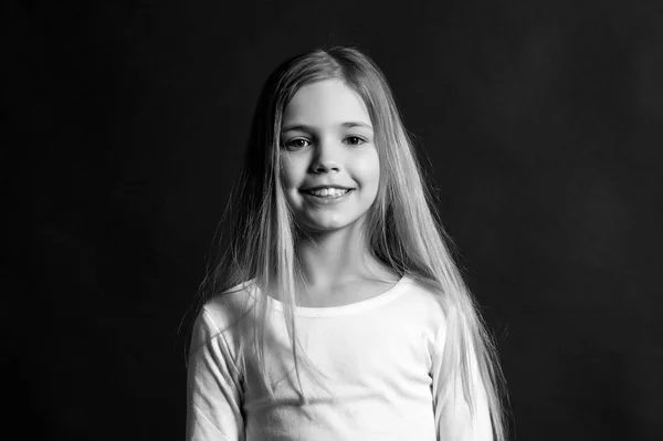 Kindermodel lächelt mit langen gesunden Haaren — Stockfoto