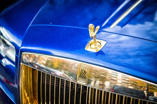 Lujo Supercar rolls royce rolls-royce fantasma azul y color oro estacionado en la calle en París. rolls royce rolls-royce es famoso coche caro de la marca del automóvil —  Fotos de Stock