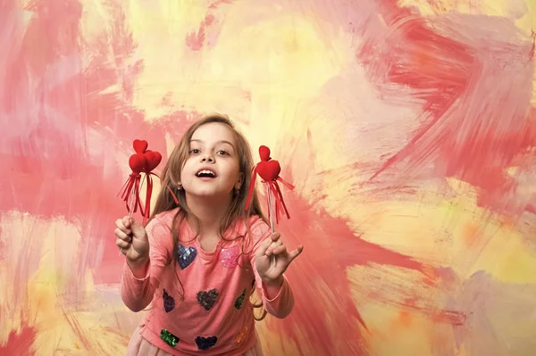 Pequeña niña feliz celebración de San Valentín corazones rojos decorativos —  Fotos de Stock