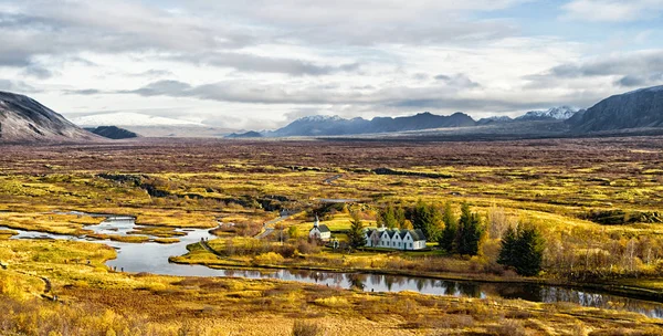 아이슬란드에서 Haukadalur 골짜기입니다. 평화로운 자연 환경에서 작은 건물. 계곡에는 화창한가 날 흐린 하늘을 풍경입니다. 골짜기의 놀라운 아름다움입니다. 강 계곡에 있는 아름 다운 풍경 — 스톡 사진
