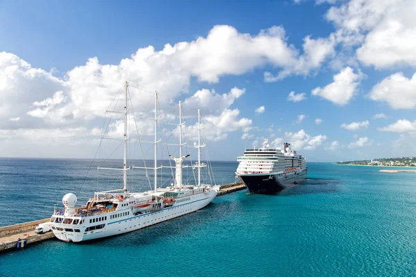 菲利普堡，圣马丁岛- 12 DEC 2015：大型豪华游轮在海水和多云的天空。客轮停靠在船坞上。夏天的旅行和度假。大型散装货船和班轮. — 图库照片