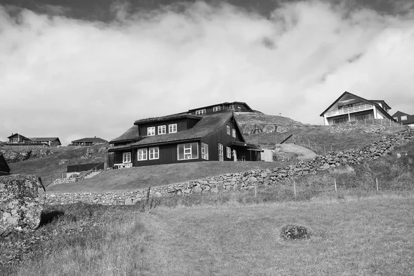 Torshavn, Danimarka engebeli arazide evler. Çevre dostu binalar bulutlu gökyüzü üzerinde doğal peyzaj üzerinde. Mimarlık ve tasarım. Ekoloji ve çevre. Yaz tatili kırsal kesimde — Stok fotoğraf