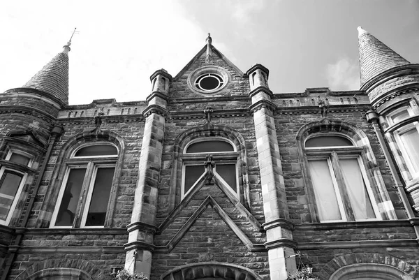 Municipio di Stornoway, Regno Unito. Casa di mattoni con torri sul cielo soleggiato blu. Architettura e struttura. Stile e design. Vacanza e vagabondaggio — Foto Stock