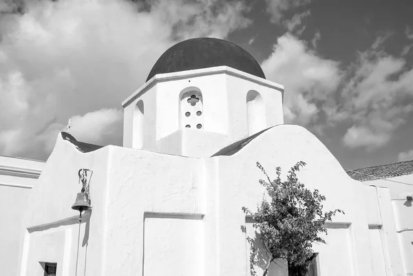 Church with red dome in Mykonos, Greece. Chapel building architecture on sunny outdoor. White church on cloudy blue sky. Summer vacation on mediterranean island, wanderlust. Religion and cult concept — Stock Photo, Image