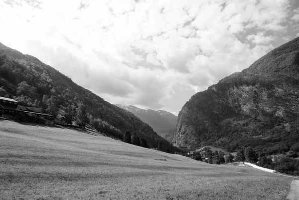 Valle di montagna su cielo nuvoloso a Flam, Norvegia. Paesaggio verde di montagna. Bellezza della natura. Escursioni e campeggio. Viaggio estivo e viaggio. Vacanza e vagabondaggio — Foto Stock