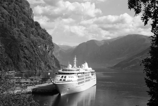 Transatlántico en puerto marítimo en paisaje montañoso en Flam, Noruega. Crucero en puerto marítimo con montañas verdes. Crucero destino y viaje. Vacaciones de verano y vacaciones. Vagabundo y descubrimiento —  Fotos de Stock