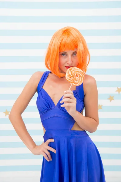 롤리팝과 미친 여자입니다. 롤리팝 사탕이 게 광고. 달콤한 사탕을 들고 세련 된 주황색 머리로 미친 소녀. 다채로운 맛입니다. 정말 큰 사탕입니다. 달콤한 키스 할까요. — 스톡 사진