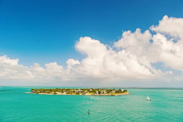 Key West, Florida yeşil Adası yakınlarında yüzen turistik yatlar — Stok fotoğraf