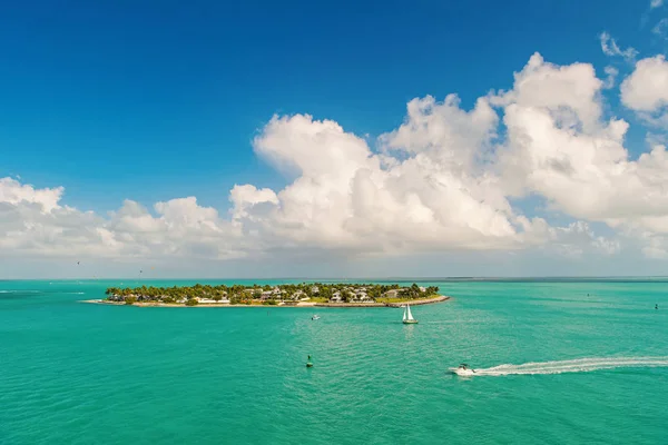 Yates turísticos flotando cerca de la isla verde en Key West, Florida — Foto de Stock