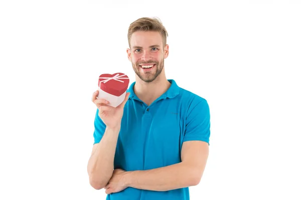 Homem com caixa de presente. Homem dos namorados com coração vermelho. Um homem feliz dá presentes aos namorados. Feliz Dia dos Namorados. Eu amo-te. O amor está no ar no dia dos namorados — Fotografia de Stock