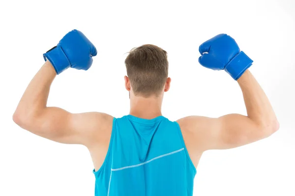 Homme montrer la puissance musculaire bras fléchissants. Entraînement de boxe dans un club de santé. Soins de santé. Entraînement du jour. Exercice régulier donne aux muscles une bonne séance d'entraînement — Photo