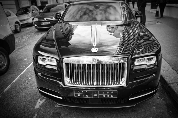 Lüks Supercar Royce Rolls Royce 'u Paris' te caddeye park etmiş mavi ve altın rengi bir hayalet olarak gösteriyor. Rolls Royce Rolls-Royce ünlü pahalı otomobil markasıdır.