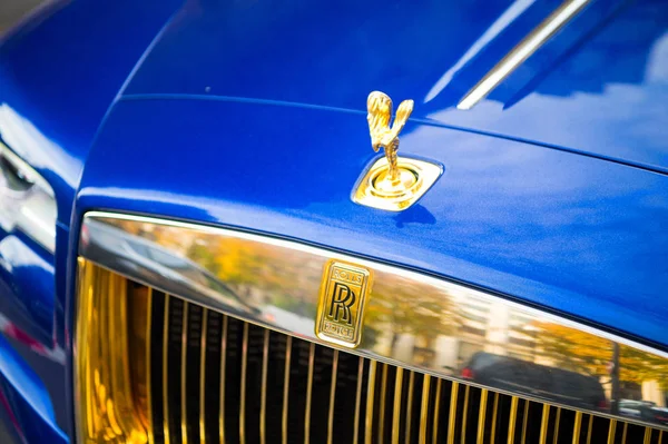 Luksusowe Supercar rolki royce royce duch niebieski i złoty kolor zaparkowany na ulicy w Paryżu. Rolki Royce Rolls-Royce jest znany drogi samochód marki — Zdjęcie stockowe