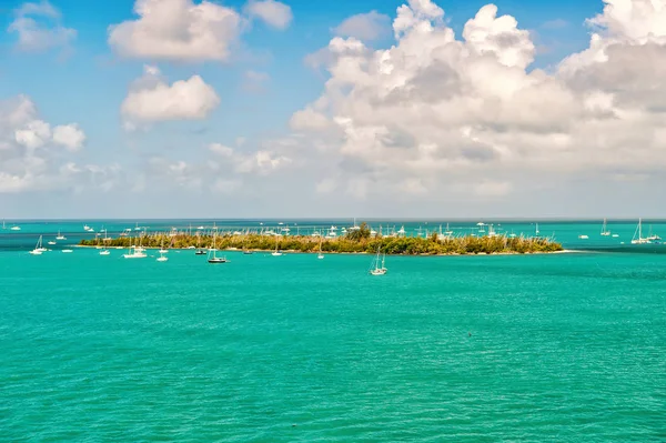 Key West, Florida yeşil Adası yakınlarında yüzen turistik yatlar