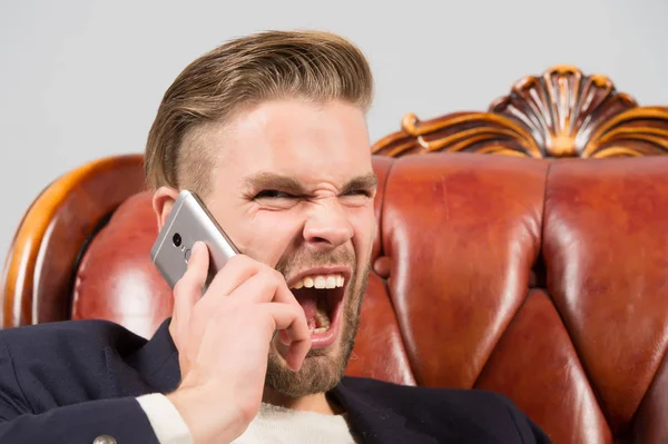 Wütender Chef. Mann gepflegt schreien aggressiv Handy grauen Hintergrund. Geschäftsmann wütend Handy anrufen. Mobilfunkverbindung. Kerl hübsch attraktiv büro arbeiter sprechen handy — Stockfoto