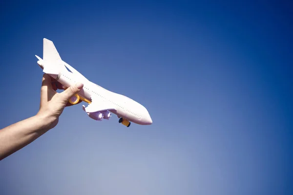 Avión de juguete blanco en mano femenina aterrizaje o caída — Foto de Stock