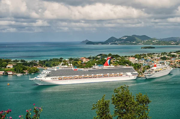 Stora kryssningsfartyg i bay på ön havet, Saint Lucia — Stockfoto
