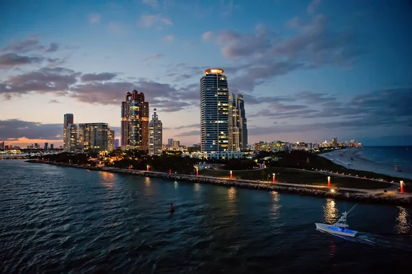 Miami rascacielos con cielo azul nublado, vela de barco, Vista aérea — Foto de Stock