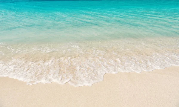 Hullámzó tenger, óceán víz háttér Antigua homokos partján — Stock Fotó