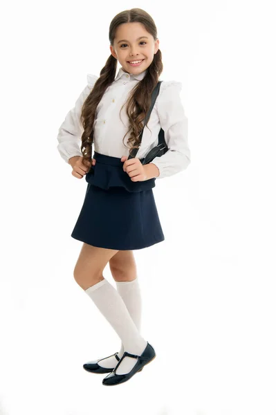 学校に正しくフィットどのようにバックパックを学ぶ。女子高生制服正装バックパックでかわいい。学校のバックパックのコンセプトです。右と間違った方法痛みを防止し、適切なバックパックを着用する姿勢します。 — ストック写真