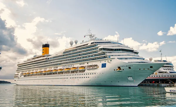 Beau grand bateau de croisière de luxe à mouillage St. John, Antigua — Photo