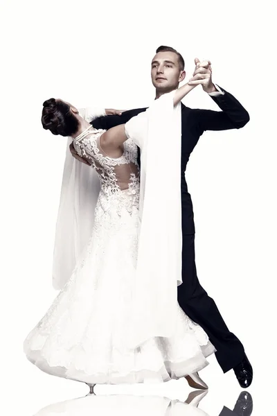 Χορευτικό ζευγάρι σε μια χορευτική στάση απομονωμένο σε λευκό φόντο — Φωτογραφία Αρχείου