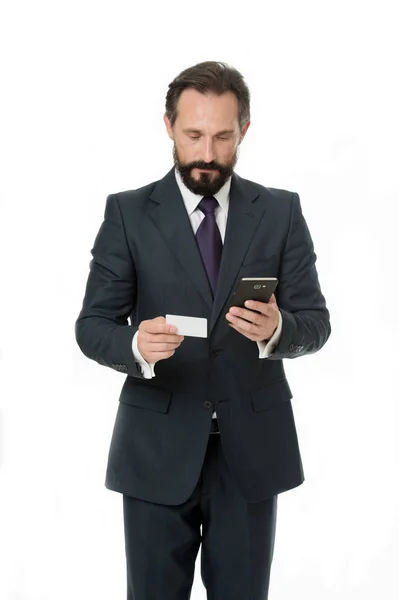 El pago en línea es fácil. Hombre mantenga el teléfono inteligente y utilizar la tarjeta de crédito para las compras en línea. Gerente de negocios hacer el pago móvil. Soy un hombre de negocios, nada más. — Foto de Stock