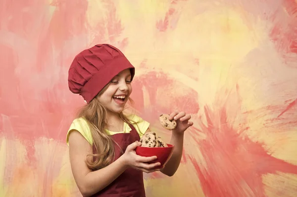 작은 행복 한 여자 요리사 모자, 앞치마 쿠키 그릇에 — 스톡 사진